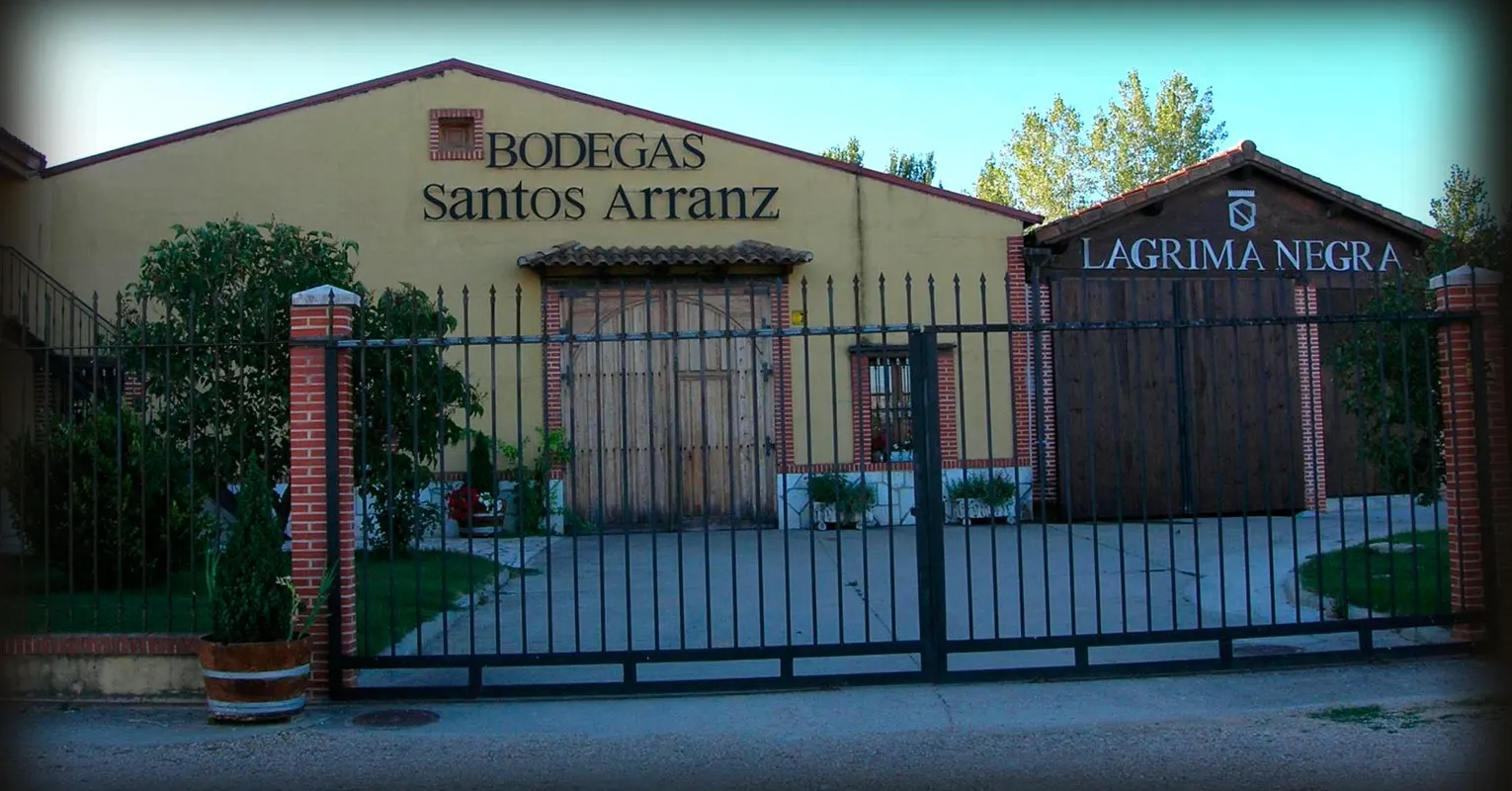 Fachada de Bodegas Santos Arranz y de la nave Lágrima Negra en Pesquera de Duero