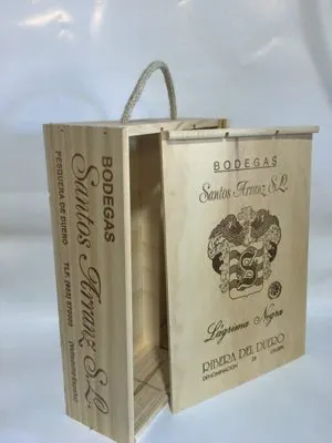 Caja de madera con asa de cuerda y el escudo de la bodega