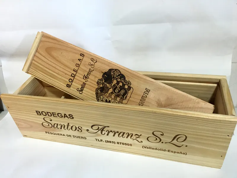 Caja de madera grabada de Bodegas Santos Arranz con una botella