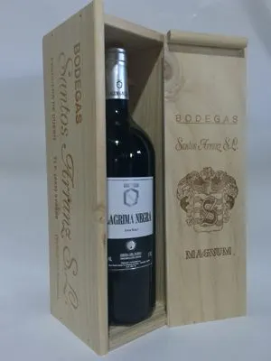 Estuche de madera abierto con una botella de Lágrima Negra
